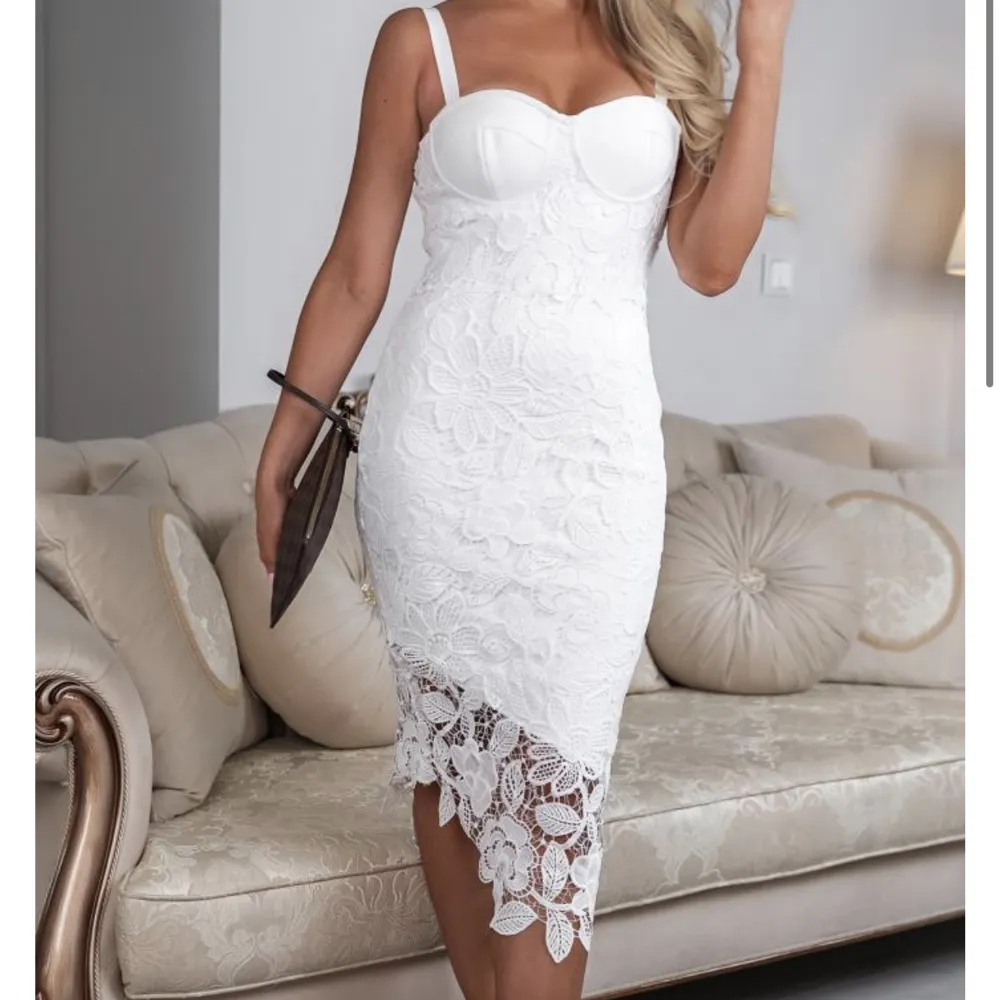 Säljer denna vita spets klänning, använd en gång (nyskick). Storlek 36 men funkar även m och Xs då det är stretch material. . Klänningar.