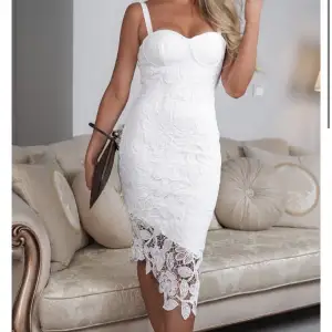 Säljer denna vita spets klänning, använd en gång (nyskick). Storlek 36 men funkar även m och Xs då det är stretch material. 
