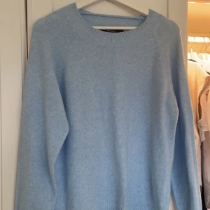 Stickad tröja  - Näst intill oanvänd stickad tröja från Vero Moda. Bara att skriva för bättre bilder 💘💘sitter som en S 