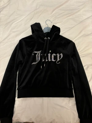 Juicy couture hoodie  - Säljer min Juicy couture hoodie i svart, i storlek small. Helt oanvänd men lappen sitter inte kvar. Tvättar självklart innan jag postar. Nypris 950 kr men säljer för 650 kr, priset är diskuterbart. Det är bara att fråga om fler bilder.🫶🏼🫶🏼