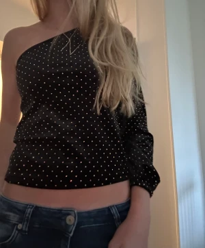 One Off shoulder topp - As snygg one of shoulder topp som är från Zara barn förra året, passar perfekt till nyår!  Storleken är 13-14 men passar mig som vanligtvis har S och är 170 cm lång ❤️