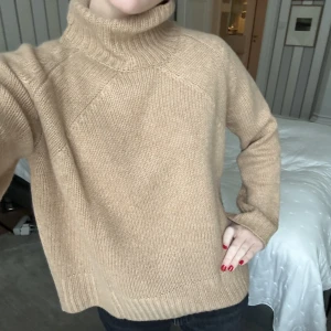 Zadig tröja  - Tjocktröja frpn Zadig i brunt/sand färgad. Storlek s oxh bra skick!