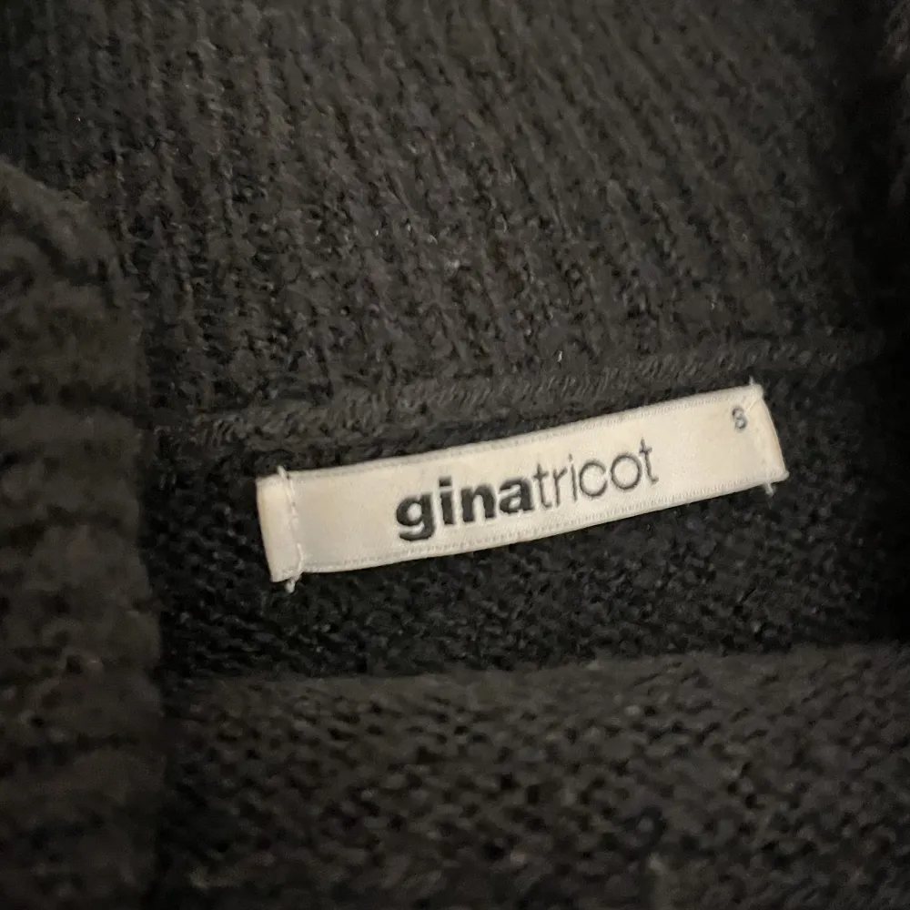 Svart Off shoulder tröja från Gina tricot i storlek S. Stickat.