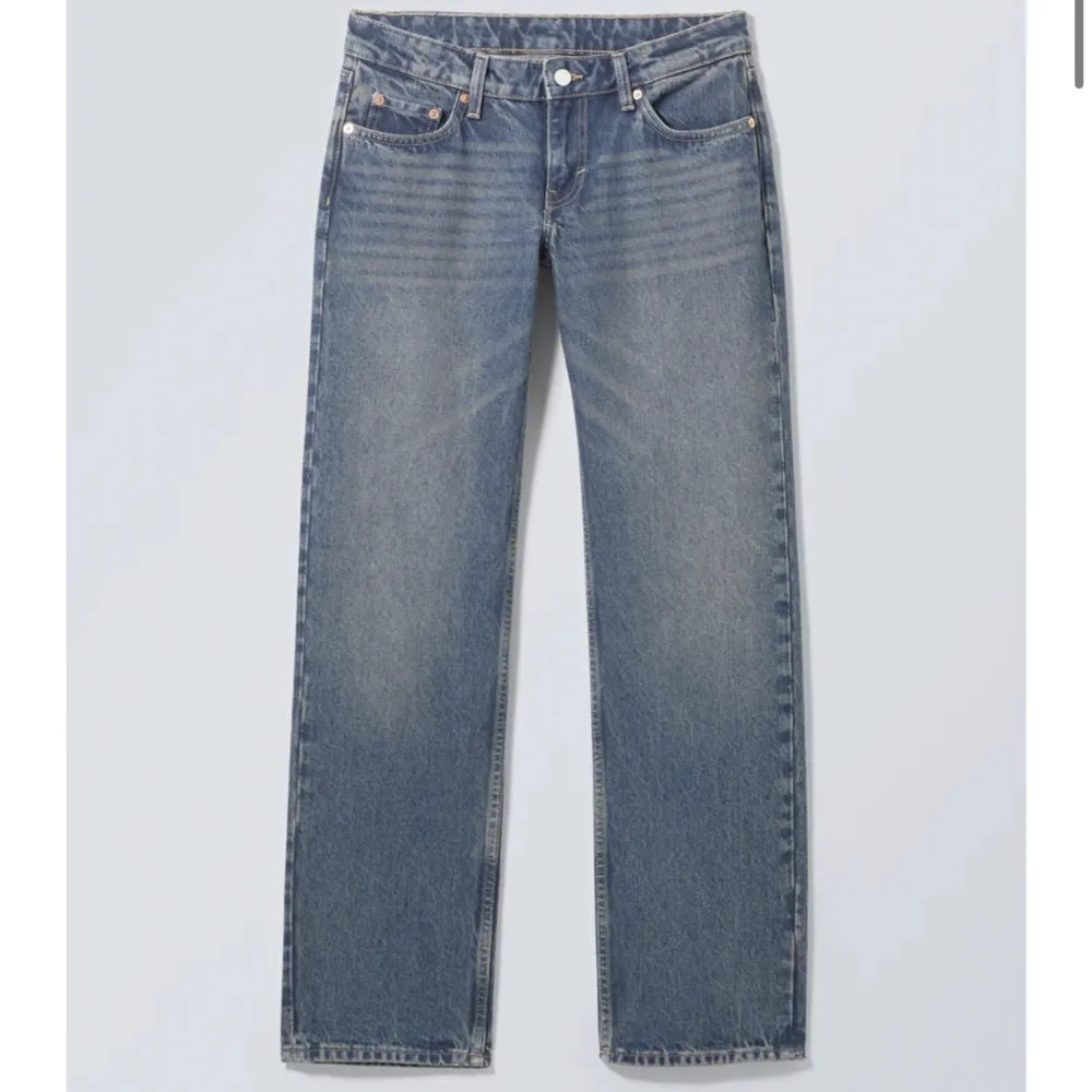 Ett par lågmidjade jeans i färgen Dusty Blue från Weekday. Supersköna och fina men passar tyvärr inte längre! I väldigt gott skick. . Jeans & Byxor.