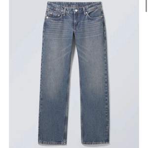 Ett par lågmidjade jeans i färgen Dusty Blue från Weekday. Supersköna och fina men passar tyvärr inte längre! I väldigt gott skick. 