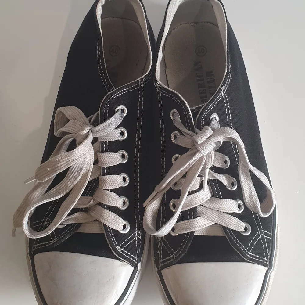 vintage canvas shoes  pretty worn, adds to the aesthetic. beatiful shoes.. Skor.