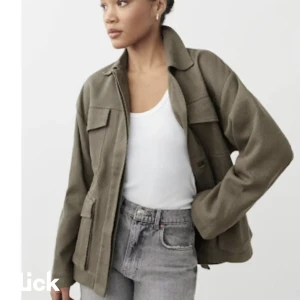 Jacka  - En jacka i form av kappa köpt från Gina tricot använd ett fåtal gånger som ny. Inga hål eller defekter