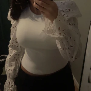 Vit topp Zara - Vit topp från zara med puffiga armar i storlek S. Tröjan är i oanvänt skick och är använd få gånger. Skriv för fler bilder💕
