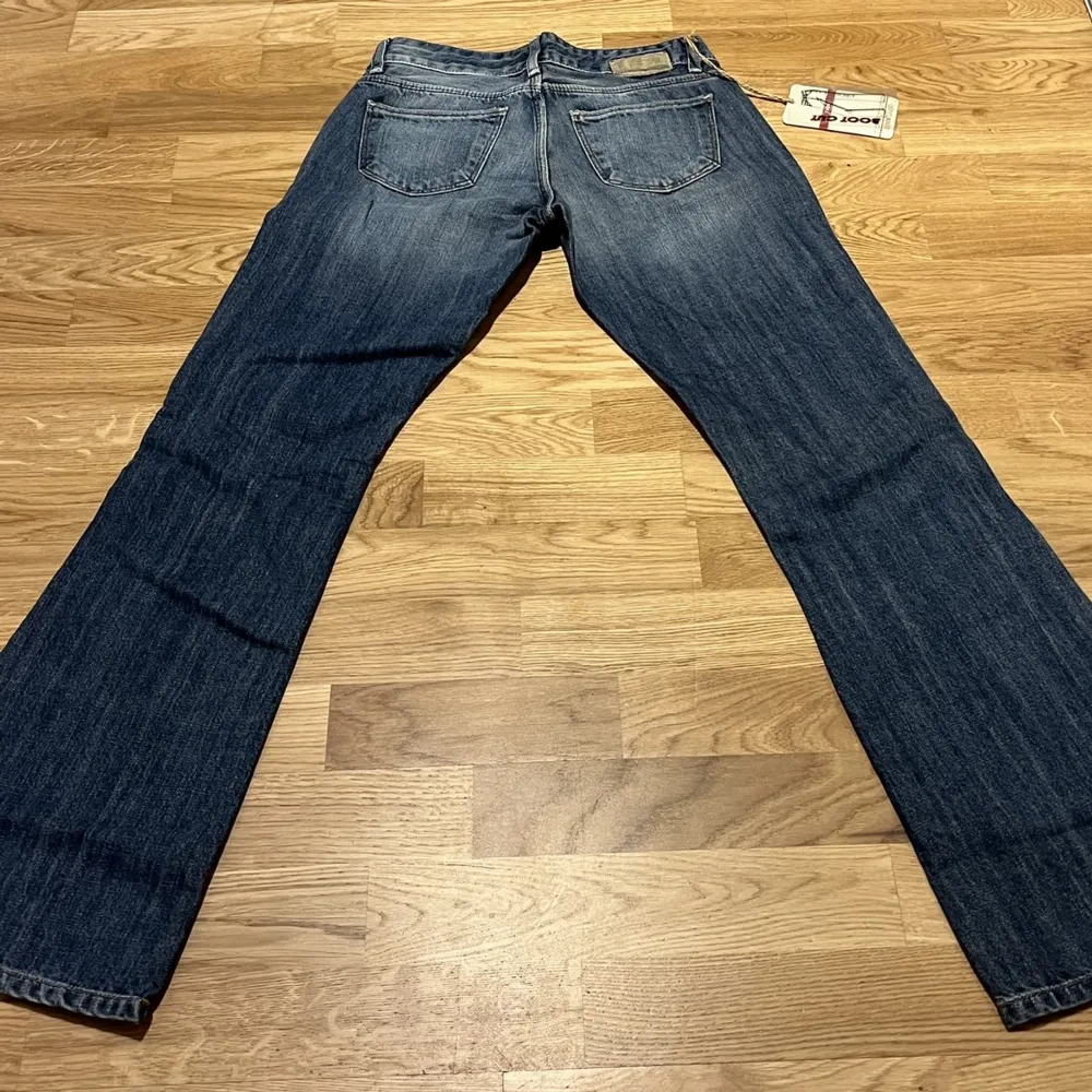 Lågmidjade utsvängda jeans i jättebra skick😇 Storlek W26L30. Jeans & Byxor.