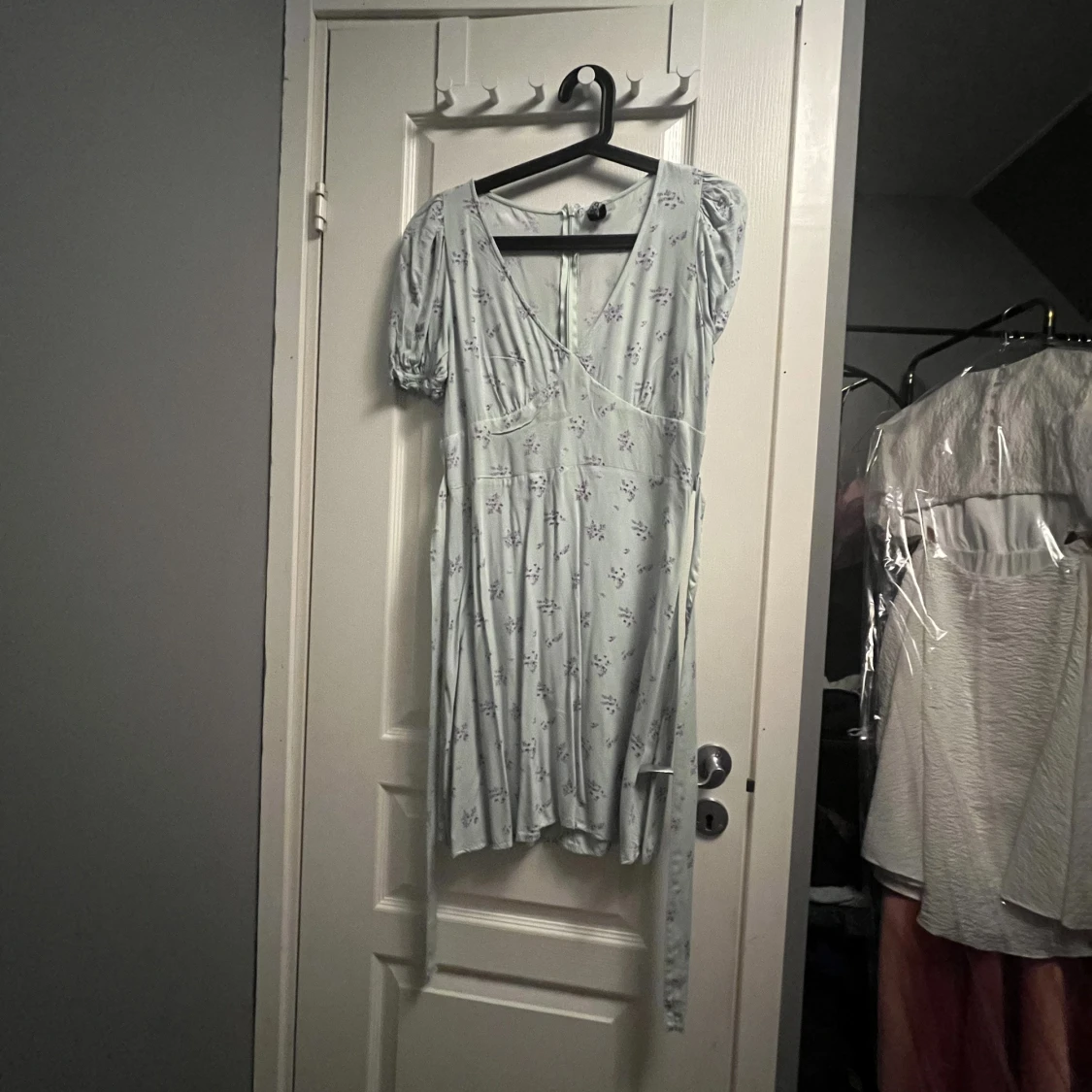 Ljusgrön blommig klänning