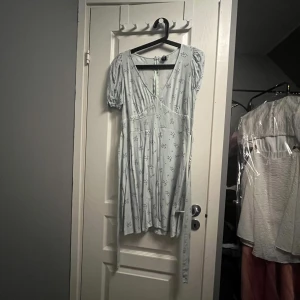 Ljusgrön blommig klänning - Ljusgrön blommig klänning jag använt en gång, köpte för 200 kr men säljer för 50💘 Frakt ingår ej, men kan mötas upp i Örebro! 