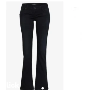 Nattblå LTB - Säljer dessa jättefina LTB jeansen som nästan är oanvända! Färgen nattblå och köpta för ca 800kr. Storlek 25,32💕 Priset är diskurerbart!!