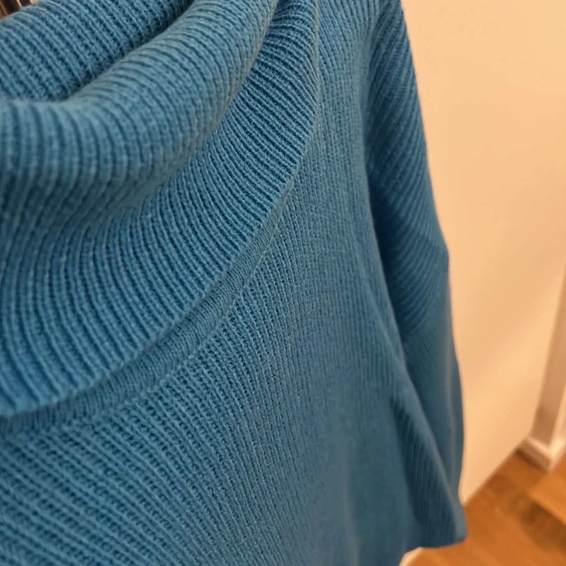 Blå stickad tröja - 91