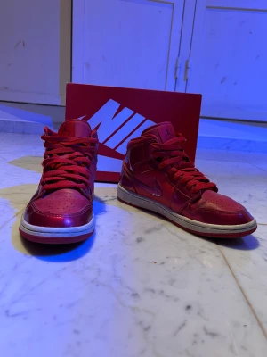Röda JORDANS - Air jordan retro university red. Snygga glossiga röda skor. Passar för en som vill POPA ut lite mer på gatan. Använda men i ganska got skick. Perfekt för folk som vill kunna gå på fest och sen efter gå och spela basket eller jobba. Väldigt bra för allting