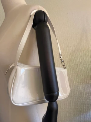 Vit handväska från Shein - Köpte denna för några år sedan men har aldrig använt den🫶skriv till mig om fler bilder önskas🥰💕