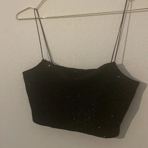 glitter topp - Säljer en super snygg glitter topp som är perfekt till nyår, fester osv, knappt använd och jätte fin i skick.