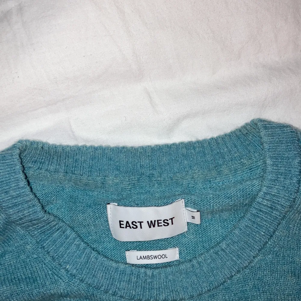 Säljer nu min stickade East west tröja köpt på Brothers på asecs köpt för 900kr kanon skick skriv om ni har några frågor pris kan diskuteras :). Hoodies.