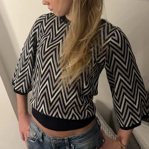 Neo Noir tröja✨✨ - Så snygg trekvartsärmad tröja med chevron mönster från Neo Noir, i toppenskick!