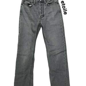 Hej! Säljer dessa sjukt snygga Acne Studios Jeans ifrån kollektionen ”Blå Konst”. Jeansen är i färgen grå och är i topp skick! Hör av er privat kring frågor och funderingar!