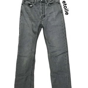 ACNE JEANS - Hej! Säljer dessa sjukt snygga Acne Studios Jeans ifrån kollektionen ”Blå Konst”. Jeansen är i färgen grå och är i topp skick! Hör av er privat kring frågor och funderingar!
