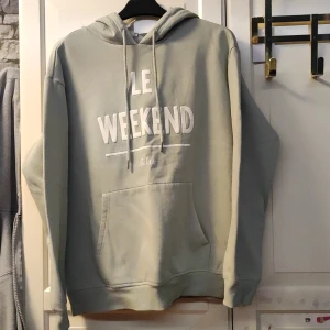 Grön Hoodie - Enkel sage grön Hoodie med text på. Väl använd men i bra skick. Har inte använts på några år nu.