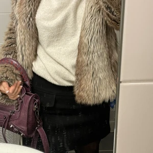 Kjol  - Svart kostym kjol från zara! Passar superbra till fest 🤍