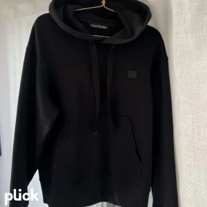 Acne hoddie - En svart acne studios hoddie i storlek S 