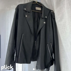 Skinnjacka - En skinnjacka som aldrig går ur tiden. En jacka som är lite oversized i modell med silvriga detaljer. Från Nellys egna märke. 