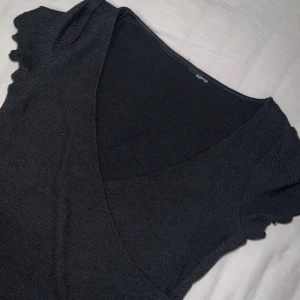 Croppad Omlott t-shirt - Jättefin tröja. Använd 2 gånger. Den är för stor för mig och jag säljer den motvilligt.
