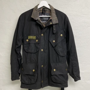 Barbour jacka  - Vaxad Barbour jacka i storlek S.