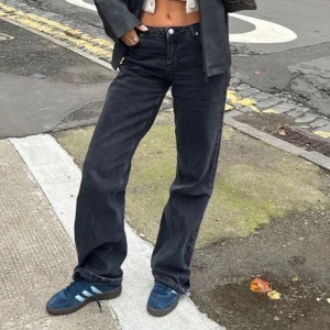 Lågmidjade jeans - Lågmidjade straight jeans. Skitsnygga och passar till mycket. Fin passform