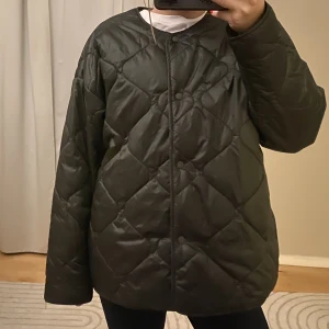 Snygg höstjacka⭐️ - Jätte fin modell och färg, köptes förra hösten för runt 1,300 på Lindex. Nyskick