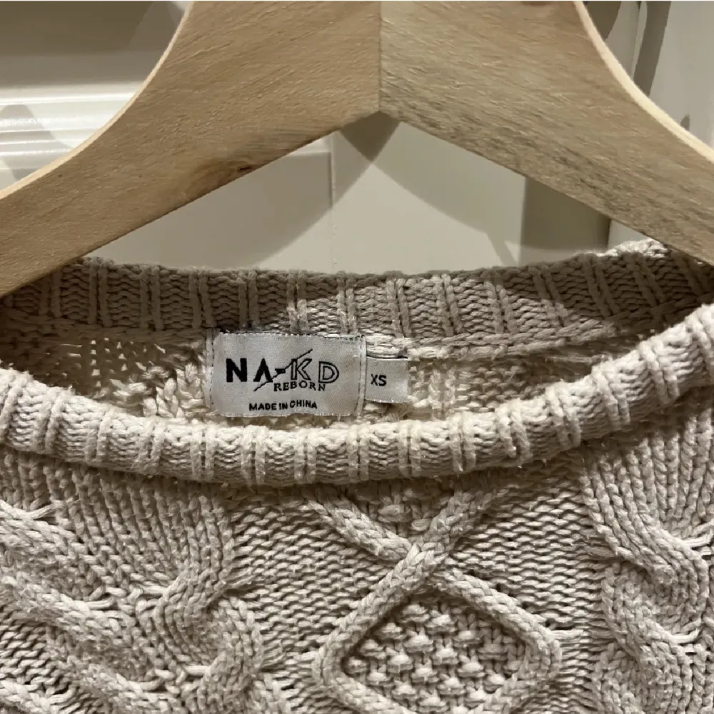 Säljer denna superfina stickade tröjan från NA-KD i storlek XS då den inte kommer till användning!🫶🏼. Stickat.