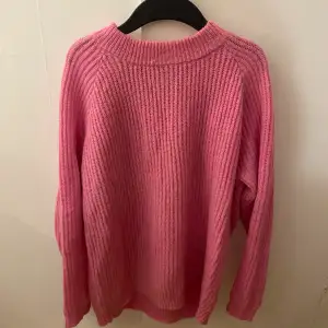 En jätte fin stickad rosa tröja, den är perefekt nu när det börjar bli kallt då den är varm och lite overzise 🩷 Hör av er vid funderingar 🌸