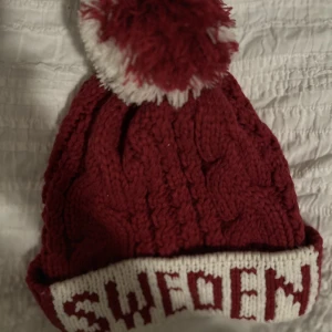 Mössa med tofs  - Använd ett fåtal gånger så i bra skick.