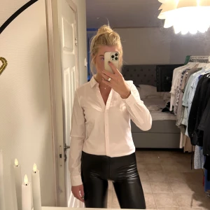 Ljus skjorta  - Ljusrosa skjorta som man kan styla lite som man vill. Helt oanvänd