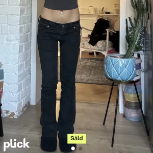 Lågmidjade jeans - (Bilder från förra ägaren) köpta här på plick men passade tyvärr inte mig, ej använda. Midjemått: 37cm innerbenslängd:77cm