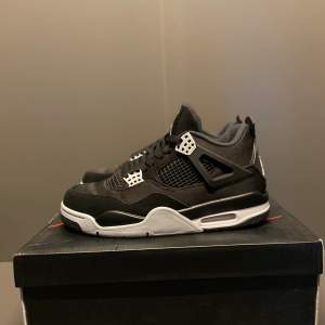 Air Jordan 4 Retro Black Canvas är en stilfull och mångsidig skomodell som ingår i den ikoniska Air Jordan-serien. Dessa sneakers kombinerar klassisk Jordan-design med moderna material