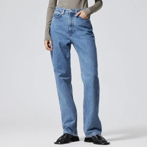 Weekday jeans  - Jeans från weekday i modellen ROW, blå, storlek xs 