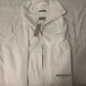 Säljer en helt ny essentials zip hoodie i färgen vit på grund av att den var lite för stor för mig.  Aldrig använd  AAA copy 