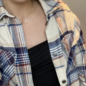 Owershirt från Gina tricot  - Använder inte längre därav säljer jag den nu. Som ny nästan aldrig använd. Stl S men är väldigt overzied i stroleken. 