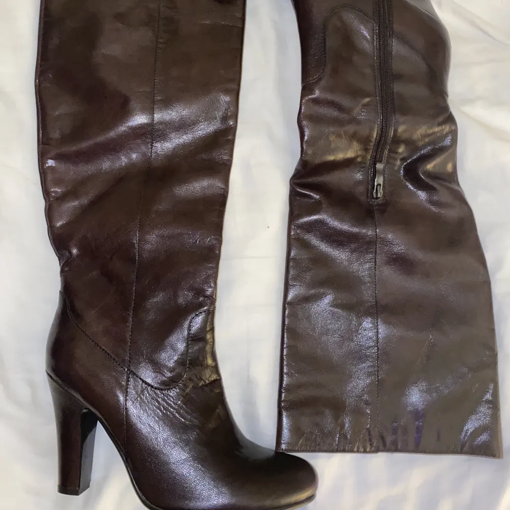 Jättesnygga bruna läder boots, 10cm ish hög klack, storlek 41 men passar mig som har 39💕. Skor.