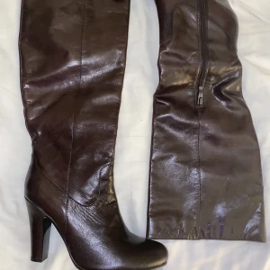Knee high boots - Jättesnygga bruna läder boots, 10cm ish hög klack, storlek 41 men passar mig som har 39💕
