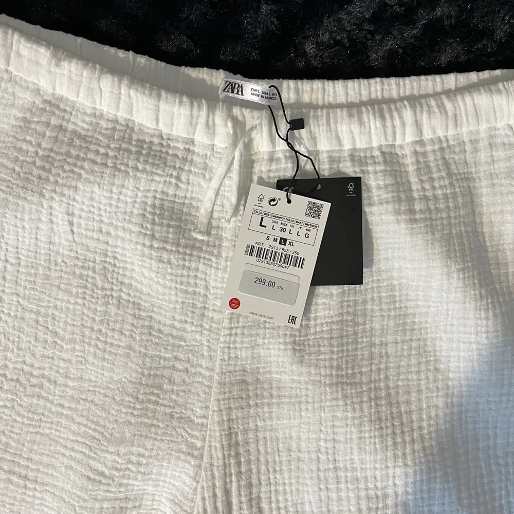 Säljer ett par helt nya oanvända vita linnebyxor från Zara. Luftig och somrig modell. Kostat 299kr men säljer för 100kr!. Jeans & Byxor.