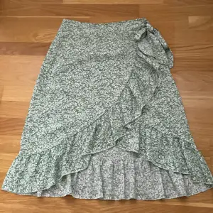 En grönblommig kjol knappt använd 