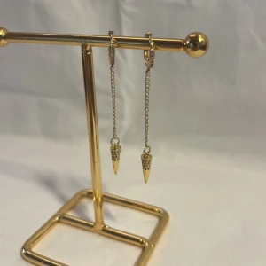 StilSthlm  - Helt sjukt snygga örhängen! Finns bara i guld. Köp för 169kr/st Eller 299kr/paret. Modell 103. Smyckeställningen finns även att köpa för 299kr!