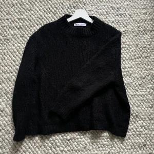 svart stickad tröja - Jättefin stickad tröja från Zara🌺