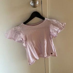 Ljus lila tröja med puffärm💜 - Den är puffiga ärmar och är jättefin, tyvärr är den för liten i stoleken för mig💜