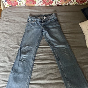 Lågmidjade jeans  - Lågmidjade jeans från weekday o modellen Arrow. Mellanblå färg och skitsnygg passform. De är använda men fortfarande mycket bra skick, endast lite slitna på ena backfickan men inget märkbart. Fråga privat om bilder hur de sitter på. Använd gärna köp nu!💕