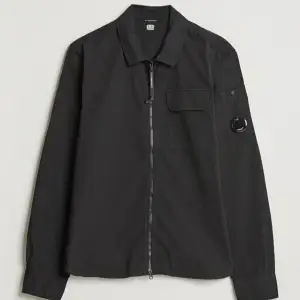 Säljer en cp company overshirt i 10/10 skick. Använd ungefär 4 gånger och köptes i våras. Nypris ligger på 3099.